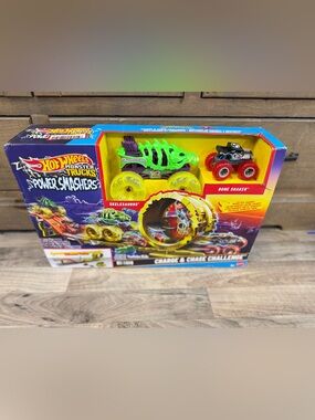 Hot Wheels Monster Trucks Power Smashers Charge & Chase Challenge Track Set NIB